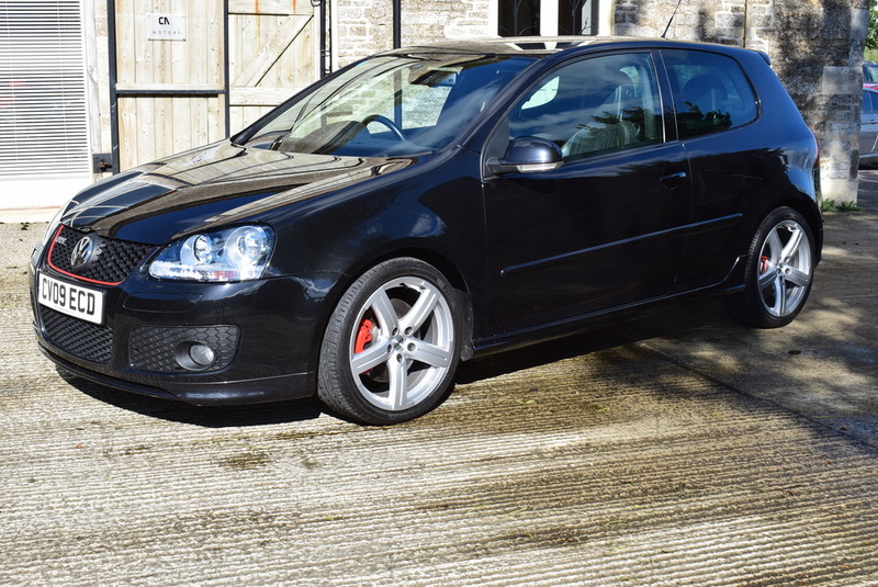 View VOLKSWAGEN GOLF GTI PIRELLI