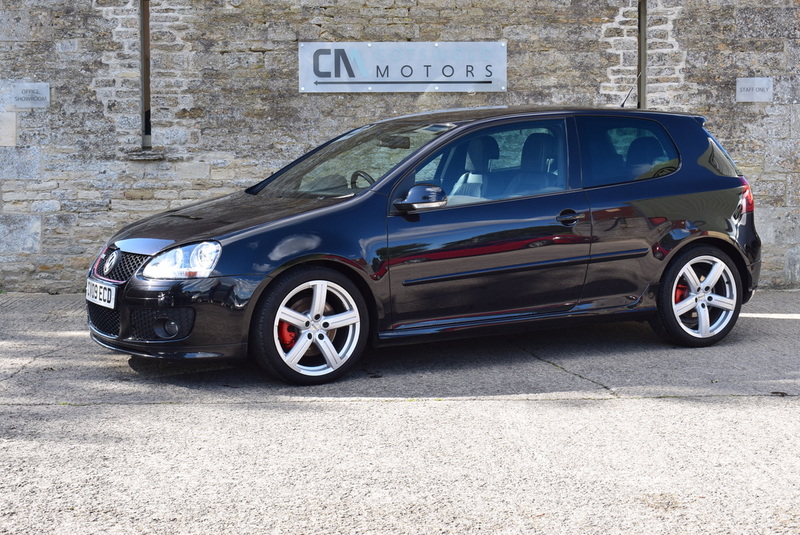 View VOLKSWAGEN GOLF GTI PIRELLI