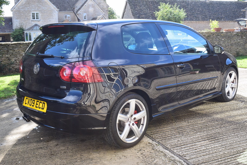 View VOLKSWAGEN GOLF GTI PIRELLI