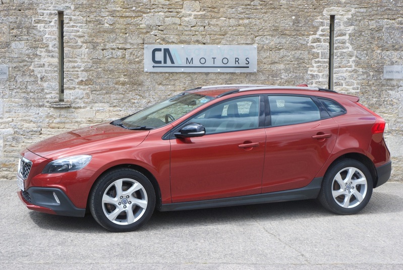 View VOLVO V40 D2 CROSS COUNTRY LUX
